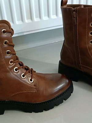 Brown Bozikis leather ankle boots like new, size 37