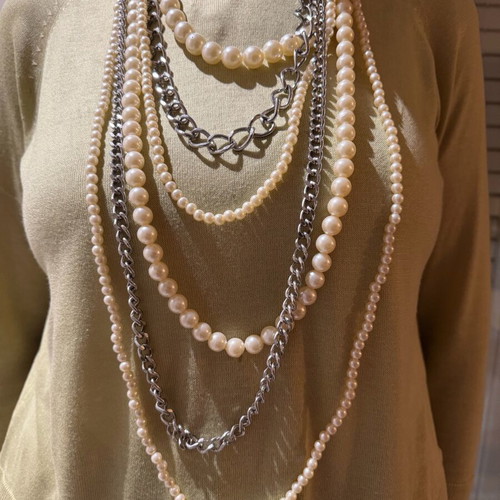 Women's necklace with pearls and chains like new, white and silver