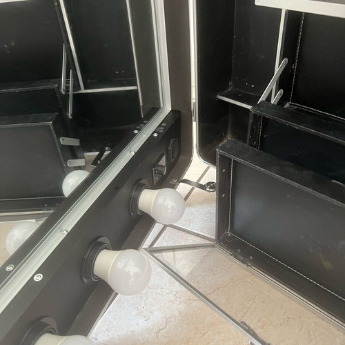 Make Up Station with Lights and Adjustable Height Legs like new