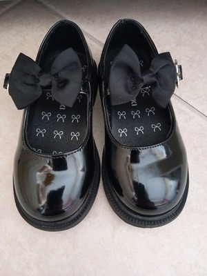 Shoes size 25 black patent leather with fabric bow like new