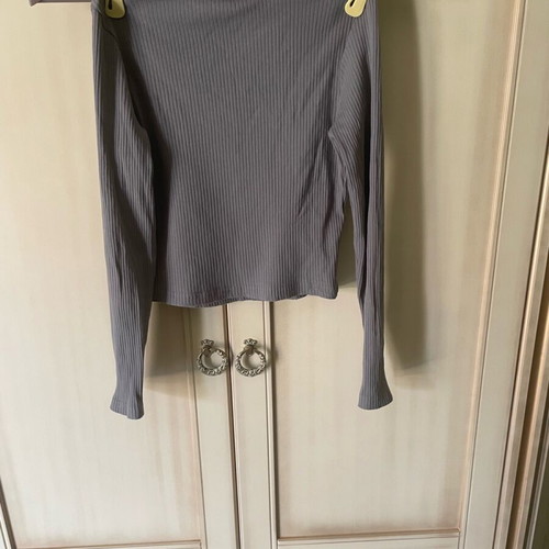 Girls' t-shirt 10-12 like new, grey