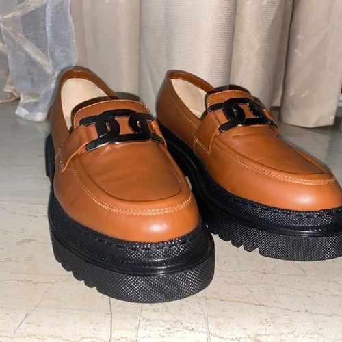 Loafers Zapatos tan with black chunky sole like new, sizes 40-41