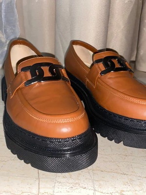 Loafers Zapatos tan with black chunky sole like new, sizes 40-41