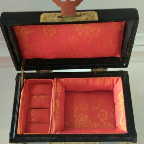 Wooden jewelry box with Chinese design like new, brown