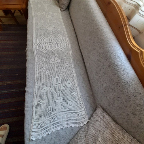 Crochet table runner like new, vintage heirloom