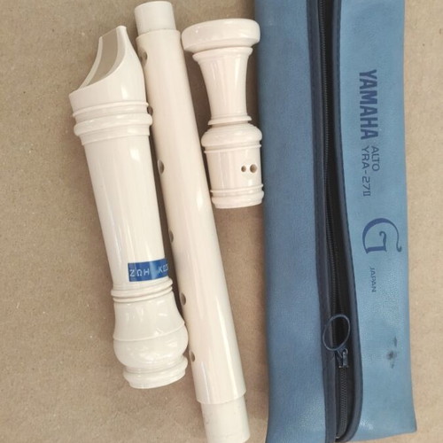Yamaha flute used with blue leather carrying case and zipper