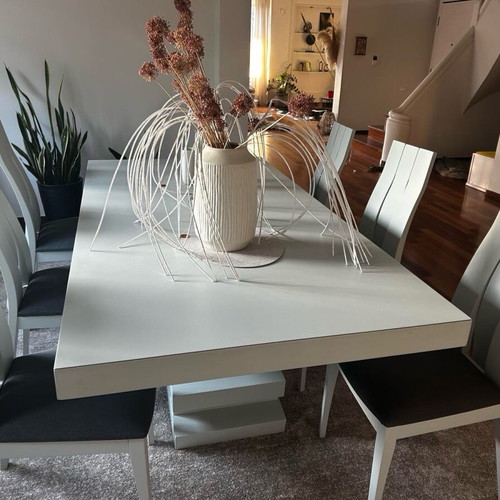 Solid wood Italian dining set extendable with 6 chairs like new