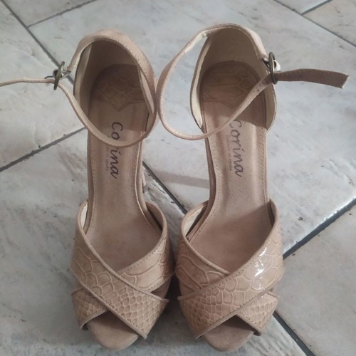 Beige suede heels used with croco design on cross straps