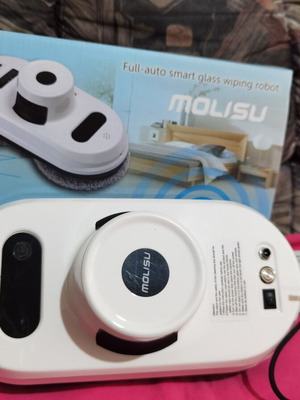 Window cleaning robot used with 12 microfiber cloths and remote control