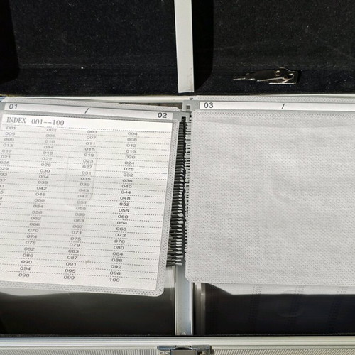 CD case 200 slots like new with keys