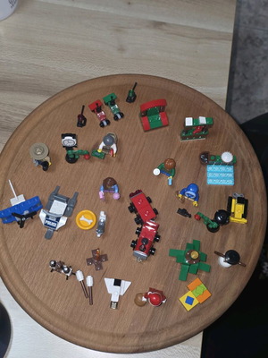 LEGO City 2015 Christmas Advent Calendar like new, 6 minifigures