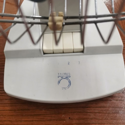 Taurus retro table fan like new, 220V, blue blades
