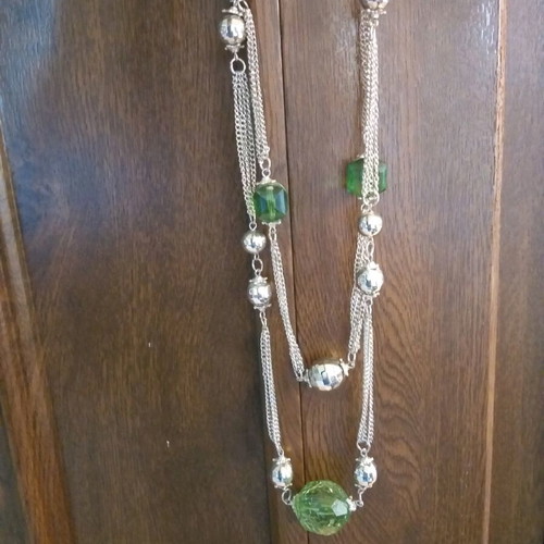 Necklace set like new, 3 pieces green and silver
