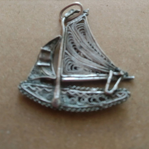 Silver Gianniotiko pendant like new with delicate design 3.5x3cm