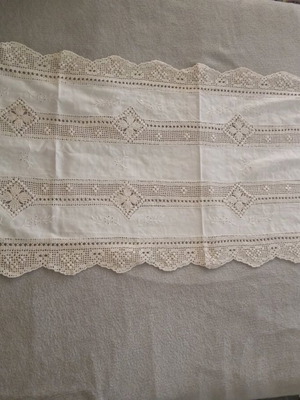 Embroidery set of 5 pieces like new, beige