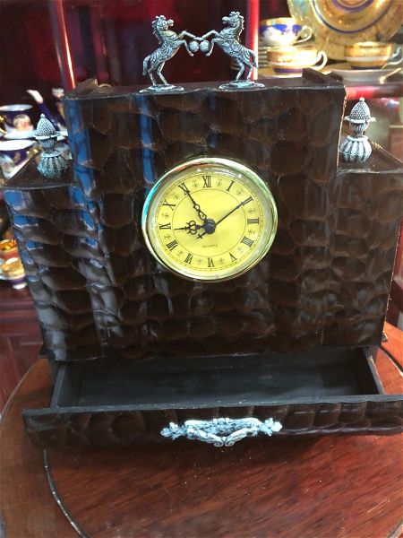  Vintage epitrapezio roloi me sirtari ke metallikes figoures alogon ke leptomeries  (Vintage Desktop Clock)...(plirofories apoktisis se mἠnima)