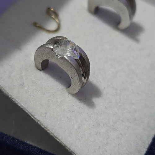 Silver earrings like new, vintage with velvet box