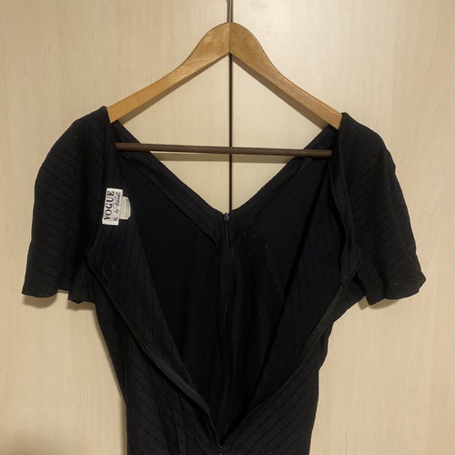 Vogue black elastic blouse with V-neck and zipper