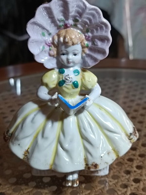Porcelain decorative figurine vintage Ardalt style, like new