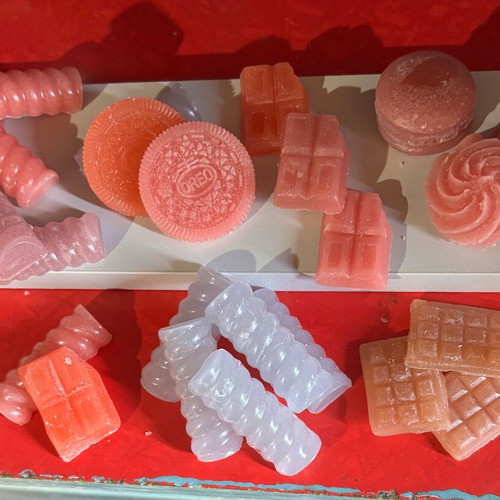 Handmade waxes like new with lovely scent and vibrant colors