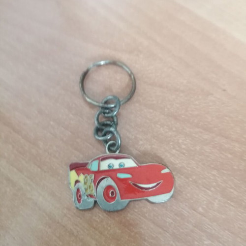 Cars McQueen metal keychain like new, red