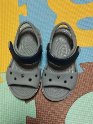 Παιδικά σανδάλια Crocs unisex σαν καινούργιο, γκρι μέγεθος 23