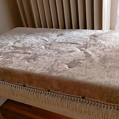 Stool like new, upholstered bench with wooden legs