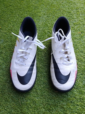 Nike football shoes size 43 like new, white