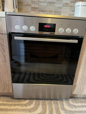 Bosch freestanding kitchen oven 66lt with ceramic hobs like new