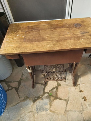 Έπιπλο γαζωτική μηχανή Singer μεταχειρισμένο