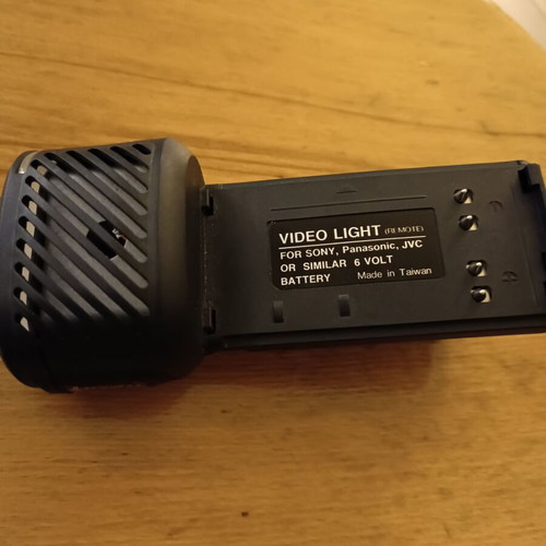 Retro flash for Sony, Panasonic, JVC video cameras like new, 6 volt