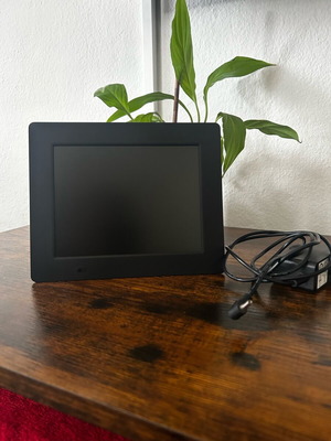 F&U FDF7421 7″ digital photo frame like new with original charger