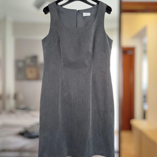 Kiabi grey sleeveless dress, fitted silhouette