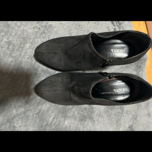 Migato stiletto suede ankle boots size 39 like new, black