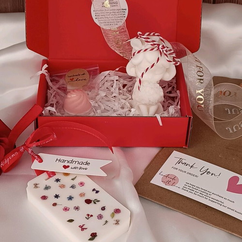 Decorative gift set candle girl with rose bouquet and lilac tablet new