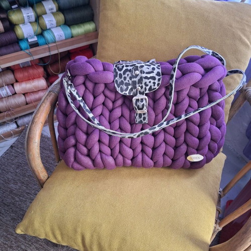 Shoulder bag handmade with marshmallow yarn, new, purple