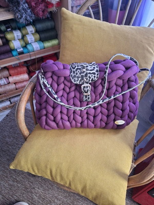 Shoulder bag handmade with marshmallow yarn, new, purple