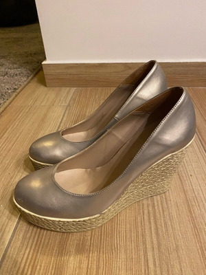 Shoes size 39 like new, gold shade