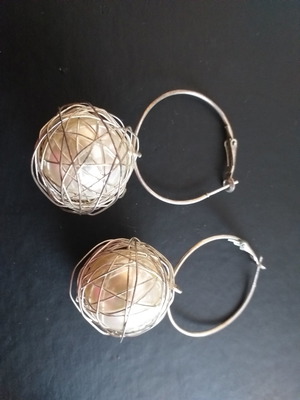 Earrings new with large pearls