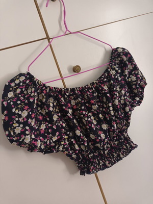 Floral blouse like new with beautiful colors, off-shoulder, size L