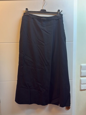 Feraud maxi skirt black like new with belt, size L