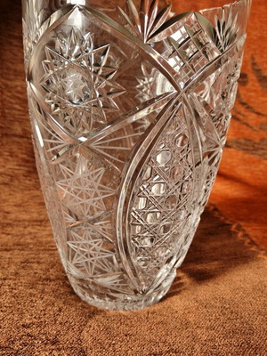 Κρυστάλλινο επιτραπέζιο βάζο για λουλούδια σαν καινούργιο με ανάγλυφα σχέδια