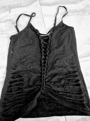 Sexy μπλουζάκι με σκισίματα μαύρο μέγεθος medium/large μεταχειρισμένο
