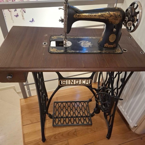 Singer sewing machine like new