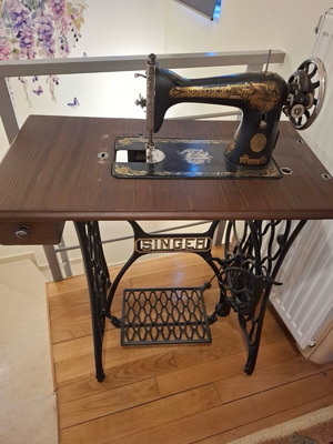Singer sewing machine like new