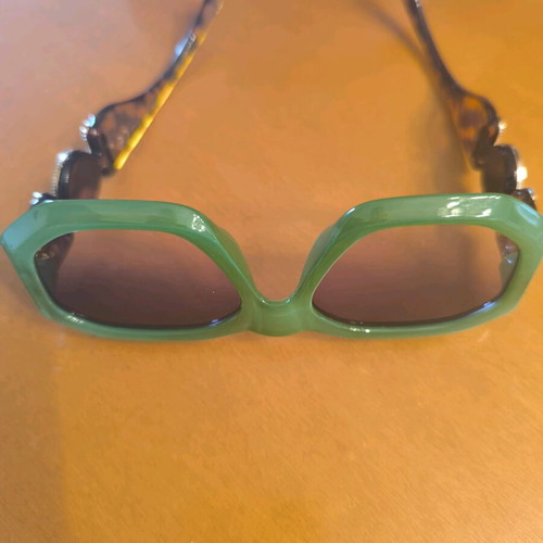 Sunglasses large impressive, green, like new, unworn