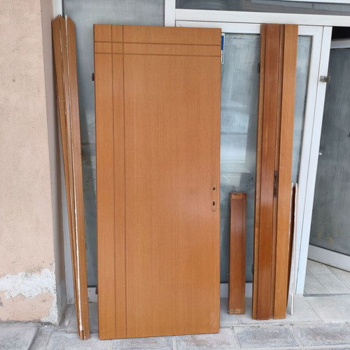 Left interior door used 209x89 with frame and hinges
