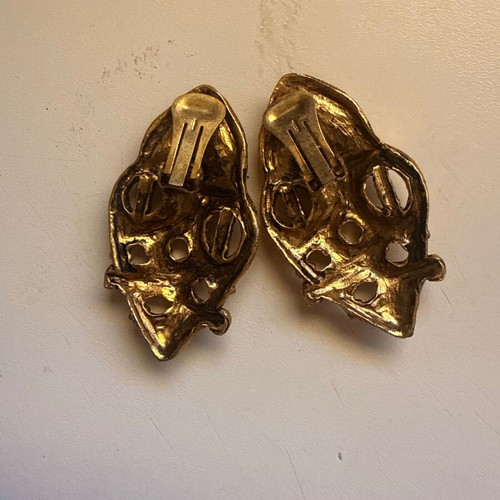 Hammered clip-on earrings, white and gold tone