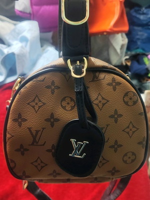 Louis Vuitton Petite Boite Chapeau Souple бежова чанта за рамо като нова