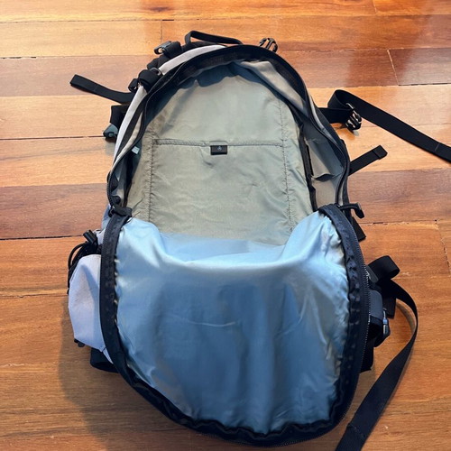 Dakine backpack 30lt like new, yellow